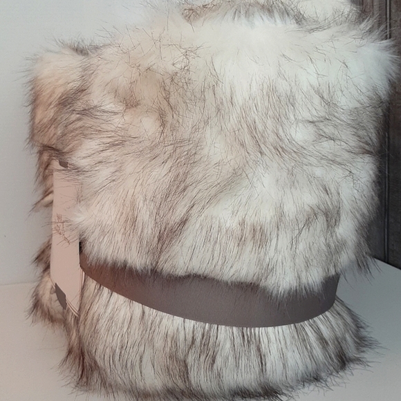 Batillo Home Faux Fur Decorative Heavy Throw Blanket 51" x 67" - Picture 5 of 8